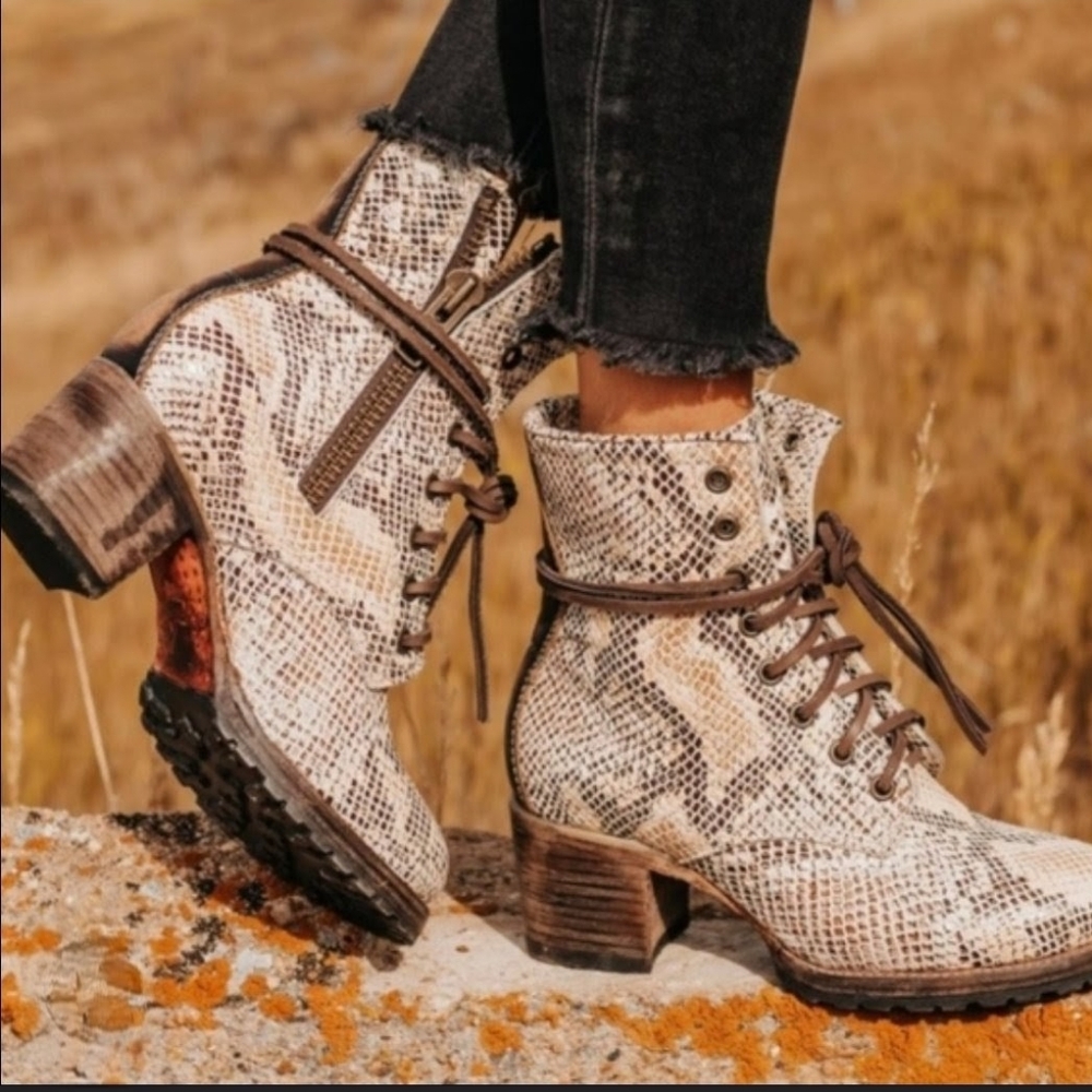 Freebird CAVALIER in White Snake Multi size 8